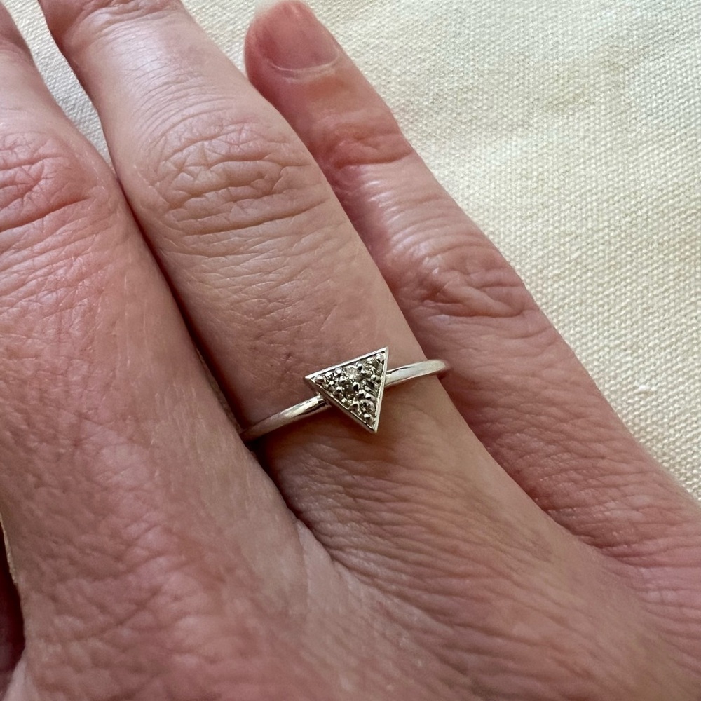 DIAMOND TRIANGLE RING 14K GOLD (0.07 CTW) - Picture 4 of 4